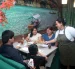 Una familia se sirve una comida en el restaurante Natsumi, en Guayaquil.