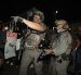 Oficiales  del Servicio de Inmigración y Control de Aduanas (ICE) despejando protestas en Newark.