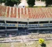 Miembros de los equipos de rescate se dirigen a edificio derrumbado por el terremoto en General Santos (Filipinas) este lunes.
