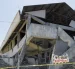 Un edificio colapsado permanece cercado con cintas de seguridad tras el terremoto de magnitud 7,8 en Filipinas.