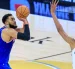 El pívot de los New York Knicks Karl-Anthony Towns tira al aro con la marca del alero de los San Antonio Spurs Victor Wembanyama