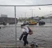 Peatones y conductores se movilizaron en la zona inundada en la parroquia La Aurora.