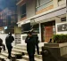 Agentes de la Policía realizan un operativo nocturno frente a un establecimiento cerrado en Quito, en el marco del Caso Blindado.