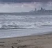 La intensidad de las olas en General Villamil Playas obligó a suspender temporalmente las actividades turísticas por precaución.
