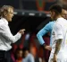 El seleccionador de Italia, Roberto Mancini, junto a Giovanni Di Lorenzo durante el partido de semifinales de la UEFA Nations League entre España e Italia en el Estadio De Grolsch Veste.