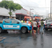 Paramédicos acudieron al sitio del choque para atender a los ocupantes de los vehículos siniestrados.
