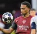 El jugador del Arsenal, Jurriën Timber, participa en una sesión de entrenamiento en el Puskás Aréna de Budapest.