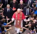 Miles de fieles se han congregado este martes por la mañana en los alrededores de la Catedral de Barcelona para recibir al papa León XIV en su primera visita.