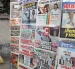 Fotografía que muestra portadas de distintos diarios en Lima (Perú).