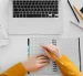 Referencial.Espacios de estudio organizados reflejan el entorno digital y académico de las becas online ofrecidas por la Universidad Europea en Ecuador.