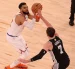 El ala-pívot y pívot de los New York Knicks, Karl-Anthony Towns, y el ala-pívot y pívot de los San Antonio Spurs, Luke Kornet, en acción durante el Juego 3 de las Finales de la NBA.