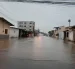 Calles urbanas de El Oro permanecen inundadas tras las intensas lluvias y el desbordamiento de ríos que obligaron a suspender clases y cerrar vías en tres cantones.”