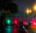 Un camión que transportaba camarón perdió pista y terminó atravesado sobre un retorno en el km 12,5 de la vía a la costa durante la madrugada de este martes.