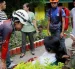 Personal de respuesta a emergencias habla con un estudiante que se sintió indispuesto tras un terremoto en la ciudad de Davao, en el sur de Filipinas, el 8 de junio de 2026.