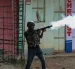Agentes de la policía keniana lanzan botes de gas lacrimógeno contra manifestantes durante una protesta contra un centro de tratamiento del ébola en Nanyuki, Kenia, el 9 de junio de 2026.