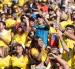 Aficionados de Colombia animan este domingo, en un partido amistoso entre Colombia y Jordania en el estadio Snapdragon de San Diego,