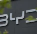 El logotipo de BYD se muestra en un concesionario de BYD en Pekín, China, el 9 de junio de 2026.