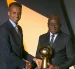 Imagen del árbitro somalí Omar Abdulkadir Artan cuando recogió el premio al árbitro masculino del año 2025 por la Confederación Africana de Fútbol.