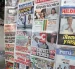 Fotografía que muestra portadas de distintos diarios en Lima (Perú).