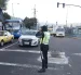 Agentes de tránsito ejecutan controles del Pico y Placa para verificar el cumplimiento de la restricción vehicular.
