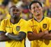 John Yeboah y Anthony Valencia festejan un gol de la selección ecuatoriana.