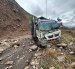 Vehículos que intentaron cruzar por las zonas afectadas resultaron afectados por la caída de material.