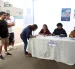 Ciudadanos cumplen con el proceso de votación en una mesa electoral en Perú.