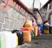 Mujeres aimaras esperan para comprar combustible este martes, en La Paz (Bolivia).