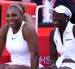 Serena Williams y Victoria Mboko celebran su victoria en dobles durante el HSBC Championships de Queen's Club