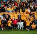 Jugadoras de la Selección de Ecuador celebran junto a los hinchas su clasificación al repechaje.