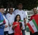 Aficionados iraníes muestran banderas y camisetas durante la llegada de su selección al Aeropuerto Internacional de Tijuana, rumbo al Mundial 2026.