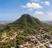 Vista aérea del cerro de Montecristi, donde se instalará el nuevo radar para detectar vuelos ilícitos a partir de 2027.