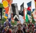 Jinetes ataviados con armadura de samurái miran al cielo mientras luchan por una bandera durante el festival Soma Nomaoi en Minamisoma, prefectura de Fukushima, el 24 de mayo de 2026.