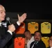 El presidente de la FIFA, Gianni Infantino, se dirige al público durante un evento oficial rodeado de camisetas históricas de selecciones nacionales.