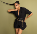 La modelo Carla Giler disfruta usar este accesorio que superpuestos, convierten un look básico en una propuesta editorial.