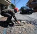 Baches. El deterioro de las vías provoca daños frecuentes en vehículos que circulan por distintos sectores de Quito.