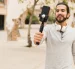 Referencial.Un creador de contenido transmite en espacios públicos, práctica que EE. UU. considera fuera del alcance de la visa de turista.