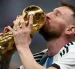 Messi con la Copa del Mundo tras la victoria de Argentina en Qatar 2022