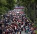 Cientos de docentes mexicanos marchan con el objetivo de llegar al Estadio Ciudad de México sede de la jornada inaugural del Mundial de fútbol 2026.