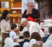 El Papa León XIV se levanta a abrazar al pequeño Renzo tras haber escuchado su carta con preguntas