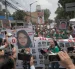 Familias exhiben carteles con rostros de desaparecidos durante una protesta en Tlalpan, en vísperas de la inauguración del Mundial.