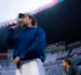Alejandro Fernández interpreta el Himno de México en el estadio, luciendo un nuevo estilo durante la inauguración del Mundial 2026.