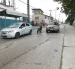 Vehículos circulan sobre grietas formadas en la calzada de la avenida Domingo Comín.