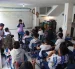 En la Escuela Franklin Roosevelt, en la calle Buenos Aires, en Quito, maestra hace ejercicios de gimnasia cerebral con estudiantes de 12 años.