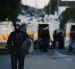 Un agente de policía camina con equipo antidisturbios en el lugar de los disturbios antiinmigración en Antrim Road en Newtownabbey, al norte de Belfast, Irlanda del Norte.