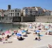 La gente se refresca en la playa de Antibes, sur de Francia, el pasado 27 de mayo.