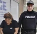 Agentes de la Policía Nacional presentan a la detenida en la Fiscalía General del Estado, tras el hallazgo de marihuana en Guayaquil.