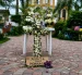 Los arreglos florales en honor a Mónica Silva se encuentran en el parque central de Montañita.