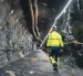 La fotografía, tomada el 18 de mayo de 2026, muestra a un trabajador caminando por uno de los túneles del depósito nuclear de Onkalo, en Eurajoki, al suroeste de Finlandia.