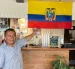 Segundo López posa con orgullo junto a la bandera tricolor que adorna su restaurante, "El Sazón de Doña Eva", en Upper Darby.